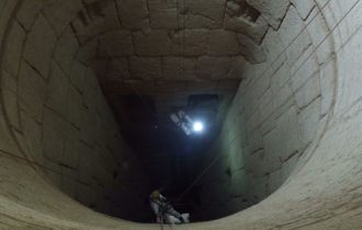 mężczyzna w tunelu