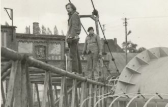 mężczyźni stojący na konstrukcji