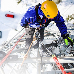 alpinista przemysłowy na wysokości