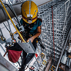 montaż konstrukcji na wysokości