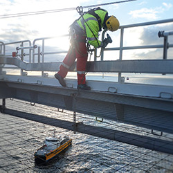 praca alpinisty przemysłowego na wysokości