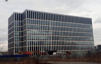 przeszklony budynek