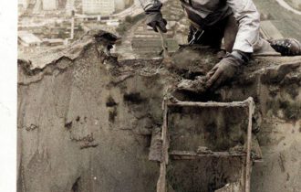 mężczyzna na wysokości prowadzący prace