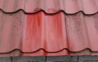 fragment dachówki falistej