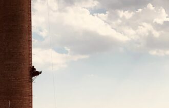 mężczyzna na wysokości