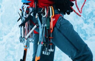 uprząż i karabińczyki wiszą na biodrach mężczyzny