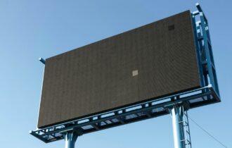 czarny billboard